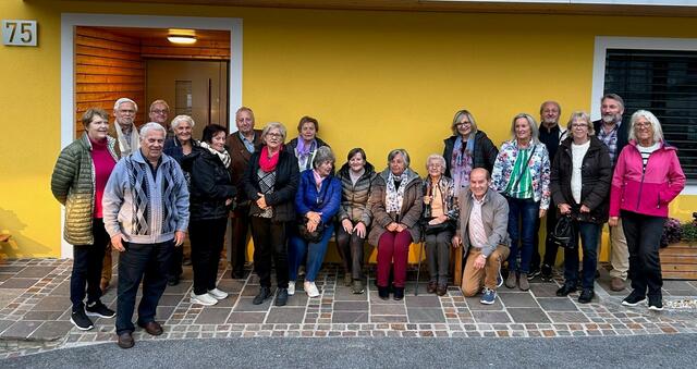 Die Teilnehmerinnen und Teilnehmer am Ausflug vor der Brennerei Kainer in Schönau. | Foto: zVg