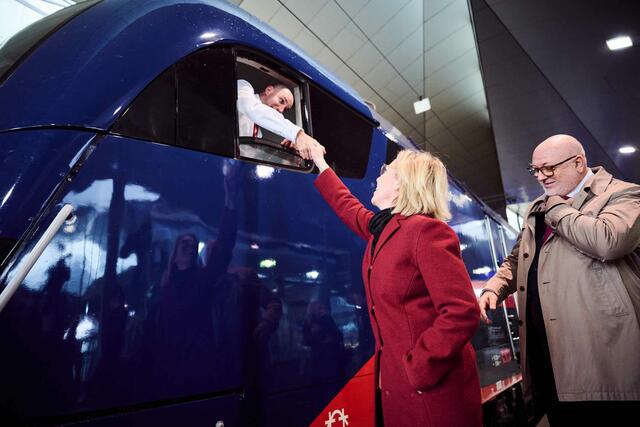 Gute Laune bei allen Beteiligten: Die Freude über die komfortablen Züge war groß. | Foto: ÖBB/Marek Knopp