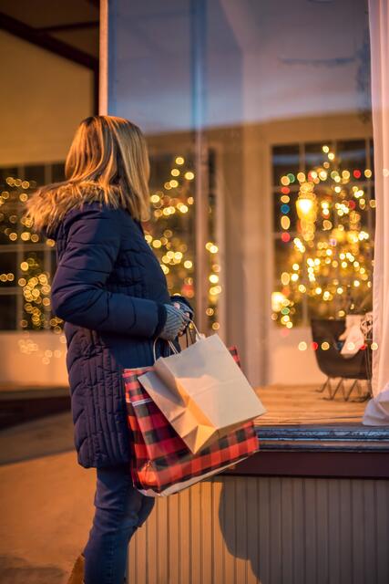 Am Freitag, 1. Dezember, lädt das Frauennetzwerk westwinkel zum Candle light Shopping ein und am Samstag, 2. Dezember, findet der St. Valentiner Christkindlmarkt statt. | Foto: PantherMedia-Dprahl