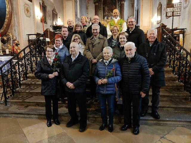Die Jubelpaare- v.li.n.re.: 1. R.: Hedwig und Eduard Klein (60 Jahre), Edeltraud und Josef Linskeseder (60 Jahre), 2. R.: Anna und Helmut Leitner (50 Jahre), Andrea und Gerald Klein (25 Jahre), Gabriele und Konrad Edlinger (50 Jahre), 3.R: Margarete und Roland Kretschmayer (25 Jahre) , Hannelore und Christian Kühtreiber (25 Jahre), 4.R.: Karoline und Josef Edlinger (55 Jahre), P. Maurus