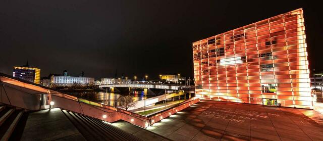 Weltweit leuchten im Aktionszeitraum "16 Tage gegen Gewalt gegen Frauen" Gebäude orange – in Linz etwa das AEC. | Foto: Oberweger