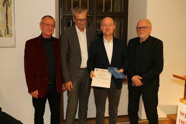 Johannes Reitter (2.v. r.) mit Gratulanten der Antifa. | Foto: Antifa Wels