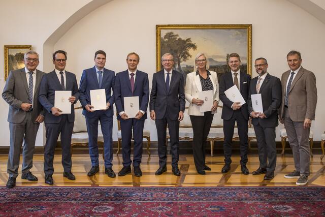 V.l.n.r.: Landesrat Josef Schwaiger, Daniel Burtscher, Franz Moser, Paul Sieberer, Landeshauptmann Wilfried Haslauer, Bezirkshauptfrau Karin Gföllner, Reinhard Scharfetter, Karl Premißl, Landesamtsdirektor Sebastian Huber | Foto: Land Salzburg/Neumayr/Leopold