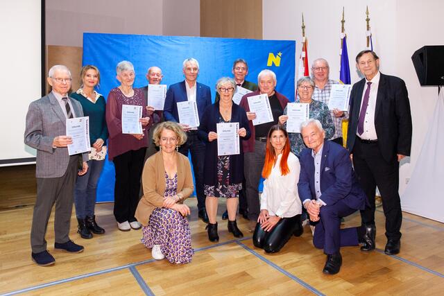Felix Pauli, Christine Reiler, Rosa Prem, Leopold Strobl, Senioren-Landesrätin Christiane Teschl-Hofmeister, Roland Böhm, Helga Brückl, Reinhard Hagen, Otto Stürzer, Jury-Mitglied Heidi Sykora, Brigitte Stefal, Landesobmann der NÖs Senioren Herbert Nowohradsky, Josef Weiskirchner und Landespräsident des Pensionistenverbandes NÖ Johannes Bauer. | Foto: Gerald Lechner