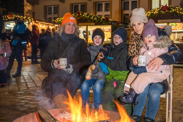 Kulinarik und musikalische Unterhaltung beim Weihnachtsmarkt in St. Johann. | Foto: Michael Werlberger