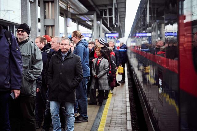 Zug-Fans warteten in fast ganz Österreich auf den frisch fertiggestellten Zug. | Foto: ÖBB/Marek Knopp
