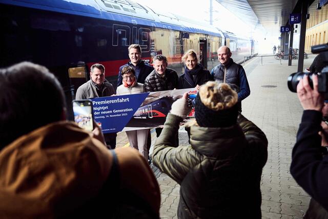 An allen Bahnhöfen gab's einen kurzen Fototermin mit den anwesenden Politikerinnen und Politikern, wie etwa hier in Klagenfurt.  | Foto: ÖBB/Marek Knopp