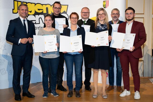 Jugendlandesrat Wolfgang Hattmannsdorfer (links) mit Vertretern der Gemeinden Grein, Schwertberg, Ried, St. Thomas, Katsdorf, Rechberg und Arbing (von links). | Foto: Land OÖ/Daniela Sternberger