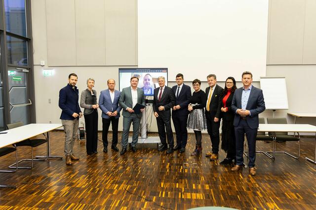 Sebastian Schuschnig, Gaby Schaunig, Christian Poglitsch, Günther Albel, Günther Vallant, Peter Kaiser, Martin Gruber, Beate Prettner, Christian Scheider, Sara Schaar, Daniel Fellner.
 | Foto: LPD Kärnten/Just