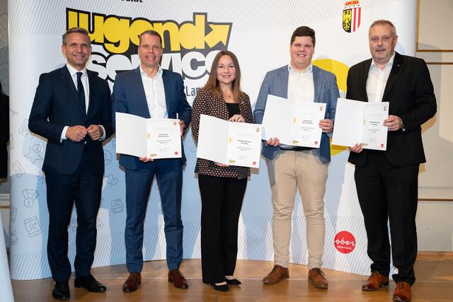 Jugend-LR Hattmannsdorfer mit Vertretern der ausgezeichneten Gemeinden des Bezirkes Steyr-Land. | Foto: Land OÖ/Daniela Sternberger