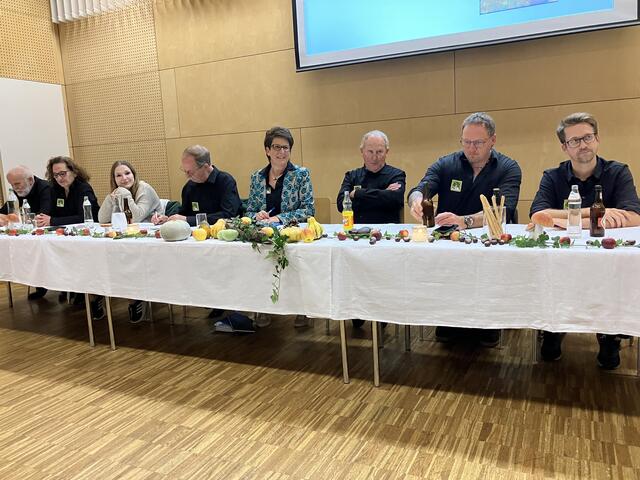 Neues Komitee von links: Bruno Auch (Beirat), Ilke Auch (Beirätin),  Larissa Auch (Stv. Schriftführer), Wolfgang Rief (Schriftführer), Karin Huber (Obfrau), Richard Gruber (Obfrau Stv.),  Markus Reithemann (2. Obfrau Stv.), Stefan Schratz (Kassier Stv.). Auf dem Bild fehlt Beirat Herbert Schautzgy. | Foto: OGV Reutte