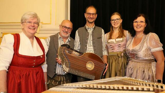 Das Duo Saitenklang besteht aus Angela Werner und ihrer Tochter Lotte Selucky. Die Stubenmusik Saitenzeit besteht derzeit aus Peter Karpfenbauer und Andreas Wolf mit Moderatorin Gertraud Kotrba (von rechts).
 | Foto: Andreas Wolf