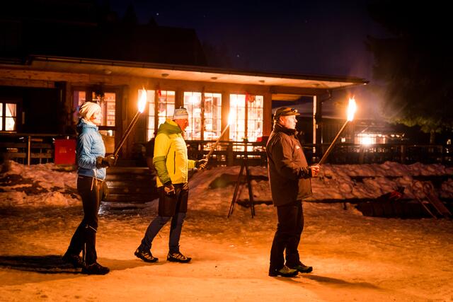 Fackelwanderung durch die dunkle Winternacht | Foto: Michael Stabentheiner