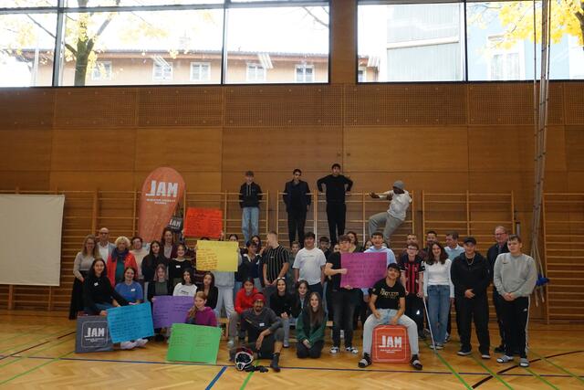 In der Mittelschule Dr. Posch in Hall wurde von den Schülerinnen und Schülern eine fiktive Gemeinderatssitzung abgehalten. | Foto: BezirksBlätter