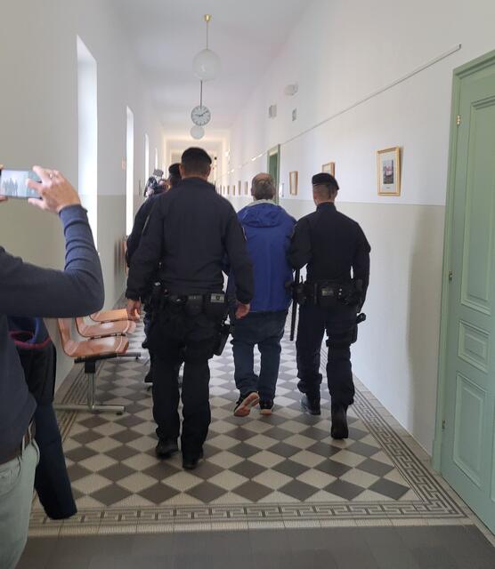 Der Angeklagte wird am Landesgericht St. Pölten abgeführt. | Foto: Probst