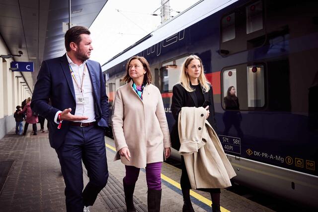 Doris Schmidl, Abgeordnete zum NÖ Landtag, zeigte in St. Pölten großes Interesse am neuen Zug. | Foto: ÖBB/Marek Knopp