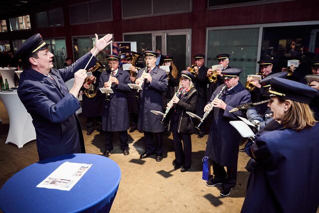 Gute Stimmung in Innsbruck - hier gab's für die Premierenfahrt ein Blasmusikkonzert. | Foto: ÖBB/Marek Knopp