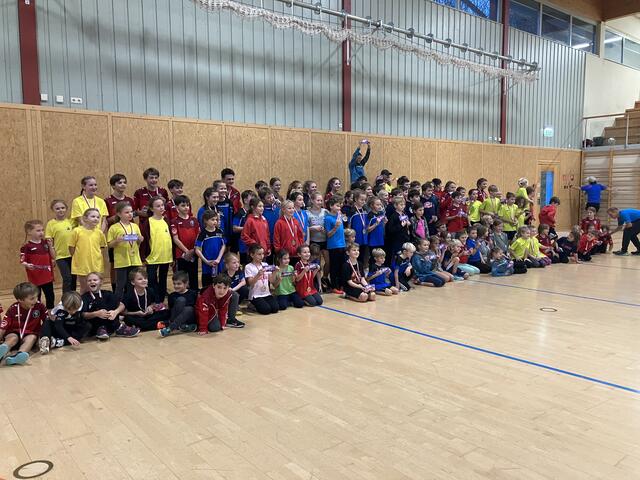 Bei der Siegerehrung wurden die Kids mit Medaillen und Schokolade belohnt. | Foto: Ehrnberg-Cup