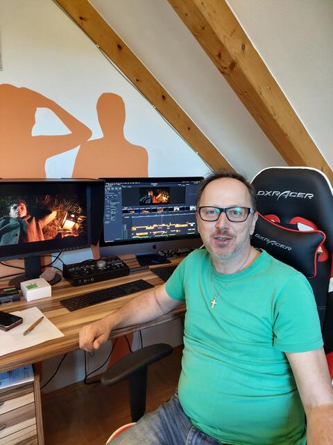 Hinter den Kulissen - Filmemacher Thomas "Tom" Mayer an einem seiner Lieblingsplätze: In seinem Büro in Tamsweg, schneidet und bearbeitet er alle Filme, Clips und Berichte. Den Kinofilm "Valentin", die Dokumentation über den Thomataler Pfarrer Pfeifenberger, hat er ebenfalls hier produziert! | Foto: Jasmin Elisabeth Pickl