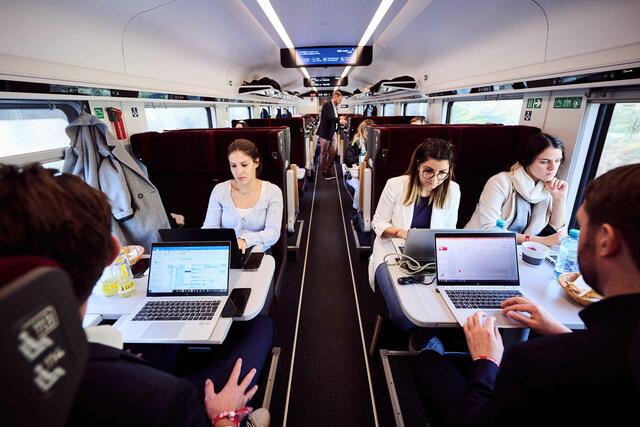 Im Sitzwagen wurde brav gearbeitet, geredet und gelacht. | Foto: ÖBB/Marek Knopp