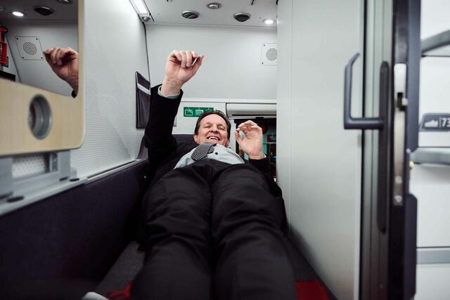Probeliegen ist beim Tiroler Politiker René Zumtobel auch ein Muss. | Foto: ÖBB/Marek Knopp
