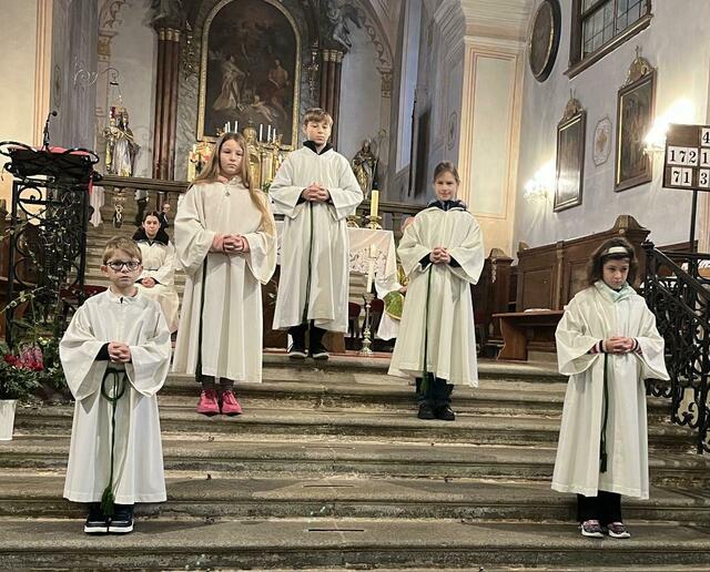 „Ministranten“
v.li.n.re.: Leonhard Schmölz, Annika Jankech (hinten sitzend), Anja Krieger, Clemens Krieger, Lena Fertl, Leonie Löffler
