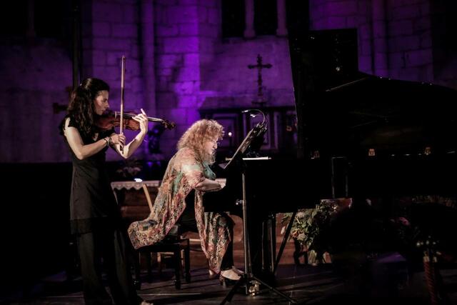 Die Violinistin Louise Chisson und die Pianistin Tamara Atschba treten am 6. Dezember gemeinsam im Ehrbar-Saal auf. | Foto: Nini Matchavariani