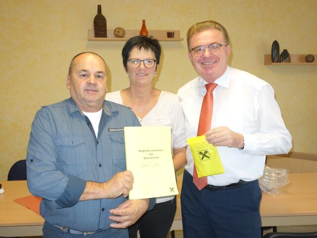 Obmann Gerhard Lebinger, Wirtin Eva Stehlik und Werner Schöll als Vertreter der Raiffeisenbank Drassmarkt-Kobersdorf-St.Martin.
 | Foto: Werner Schöll