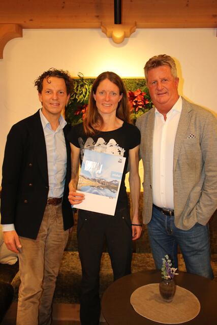 Berglauf-Ass Andrea Mayr mit TVB-GF Roland Volderauer und AR-Vors. Herbert Hofer | Foto: TVB Stubai