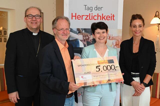 Bischof Hermann Glettler, Obmann Peter Jungmann, Caritas-Direktorin Elisabeth Rathgeb, Soziallandesrätin Eva Pawlata – Spendenübergabe EUR 5.000 für das neue Integrationshaus | Foto: Sigl