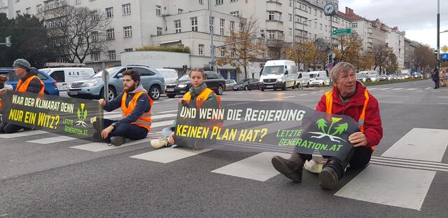 Dieses Mal setzte man sich auf die Straße ohne Kleber, heißt es von der Gruppe. | Foto: Letzte Generation (AT)