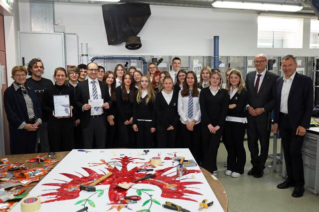 Gratulierten der Klasse 6G herzlich zum Sieg in der Kategoire Oberstufe, v.l.n.r.: Stadträtin Christine Oppitz-Plörer, Kaiser-Maximilian-Preisträger José Rodrigues, BORG Zillertal-Lehrpersonen Michaela Plattner und Peter Insam, Landeshauptmann Anton Mattle und Innsbrucks Bürgermeister Georg Willi.
 | Foto: IKM/Bär