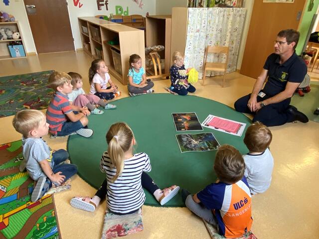 Die Kinder des Betriebskindergartens des Universitätsklinikums Krems bei der Einschulung zur Evakuierungsübung. | Foto: Universitätsklinikum Krems