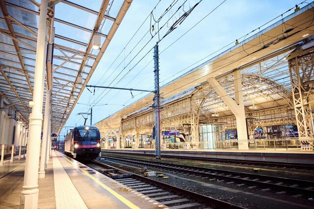 Die siebenteiligen Nightjets der neuen Generation bestehen aus je zwei Sitzwagen (Steuerwagen &amp; Multifunktionswagen), drei Liegewagen und zwei Schlafwagen. Die maximale Gesamtkapazität pro Garnitur beläuft sich damit auf 254 Plätze.  | Foto: ÖBB/Marek Knopp