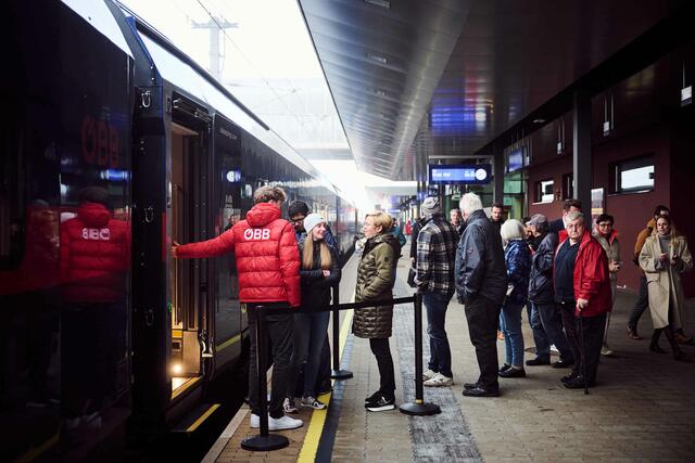 Frühaufsteher wie hier in Klagenfurt wollten zu den Ersten gehören, die Mini Cabin, Schlafwagen und Co. sehen dürfen. | Foto: ÖBB/Marek Knopp