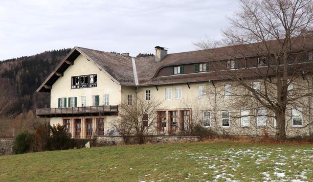 Seit 2009 ist die Landwirtschaftliche Fachschule Weyregg geschlossen. Ein Hotelprojekt wurde noch immer nicht umgesetzt. | Foto: Jungwirth