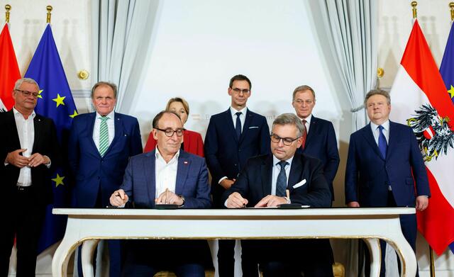 Für den Bund unterschrieben Gesundheitsminister Johannes Rauch (Grüne) und Finanzminister Magnus Brunner (ÖVP), für die Länder die Landeshauptleute Thomas Stelzer und Markus Wallner (beide ÖVP) sowie Michael Ludwig (SPÖ).  | Foto: BKA/Wenzel