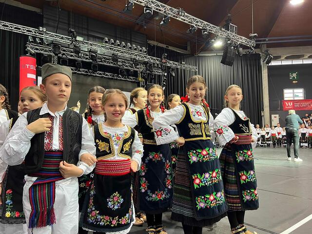 Die Kinder in serbischer Nationaltracht bereiten sich auf ihren Auftritt vor. | Foto: Aleksandar Stankovic