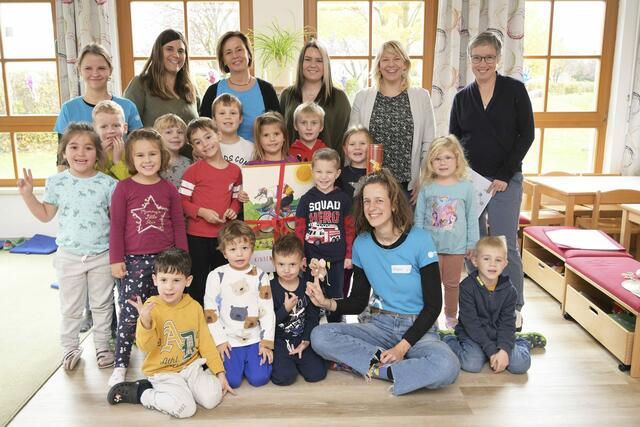 Sabine Kugler (2.v.l. Elementarpädagogin Kindergarten Wilfleinsdorf), Madlen Klein (3.v.r. Arbeiterkammer NÖ), Lisa Mieltich (2.v.r. Stadträtin Bruck an der Leitha), Karoline Iber (1.v.r. Geschäftsführung Kinderbüro der Uni Wien)
mit den Wilfleinsdorfer Kindergartenkinder und Medienpädagoginnen des Kinderbüros | Foto:  Kinderbüro der Universität Wien/APA/Hörmandinger