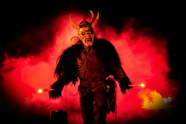Am Alszeilenmarkt gibt es eine Krampus-Show. | Foto: Alszeilenmarkt