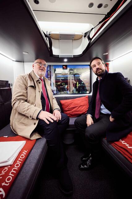 ÖBB-Ceo Andreas Matthä erklärt dem Salzburger Verkehrslandesrat Stefan Schnöll die neuesten Features des Nachtzuges. | Foto: ÖBB/Marek Knopp