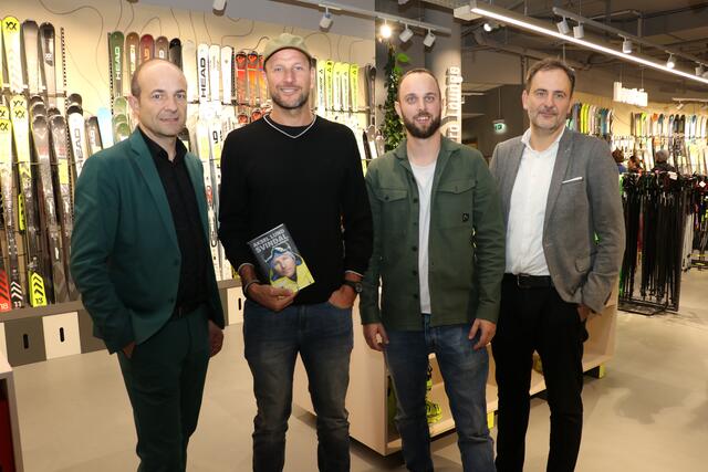  v.l. Christoph Feucht, Aksel Lund Svindal, Florian Mahlknecht (Filialleiter SPORTLER), Leopold Feucht | Foto: SPORTLER Innsbruck