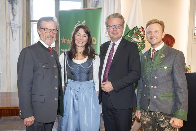 Der Mooskirchner Bürgermeister Engelbert Huber, "Schultüte"-Vereinsobfrau Roswitha Hafen, Landeshauptmann Christopher Drexler und der Präsident des steirischen Volksbilungswerkes Wilhelm Gabalier bei der Verleihung der "Zukunftsgemeinde Steiermark". | Foto: Fischer