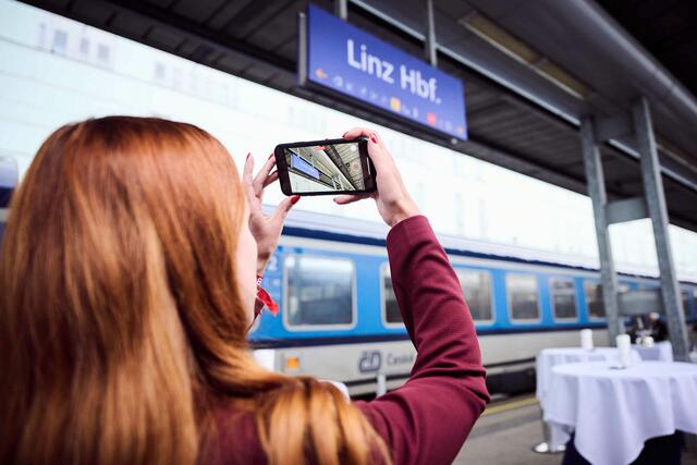 Auch in Linz wurde der Nightjet samt Mitreisender herzlich begrüßt. | Foto: ÖBB/Marek Knopp
