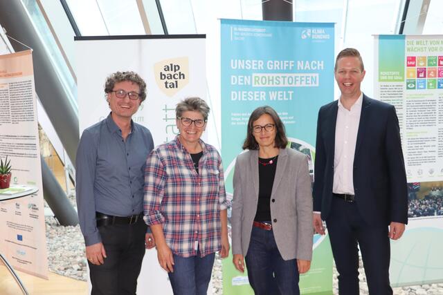 GF Klimabündnis Tirol Andrä Stigger, Renate Canldin Klimaschutzbeauftragte, Renate Doppelbauer KLAR! Managerin Alpbach und GF Congress Zentrum Alpbachtal Thomas Kahn (v.l.) bei der Eröffnung am Dienstag, den 21. November. | Foto: Nimpf