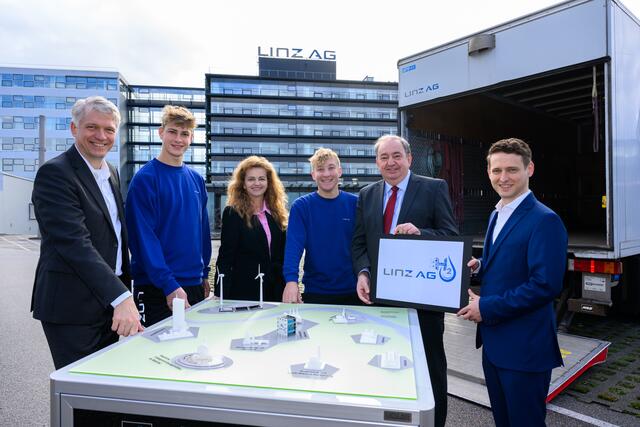 V.l.: Josef Siligan (LINZ AG Vorstandsdirektor, Ressort Energie), Manuel Pichler (Lehrling), Jutta Rinner,  (LINZ AG Vorstandsdirektorin, Ressort Verkehr), Nico Gammer (Lehrling), Erich Haider (LINZ AG Generaldirektor) und Dominik Matheisl (LINZ AG Wasserstoffbeauftragter) bei der Wasserstoff-Modellanlage. | Foto: LINZ AG