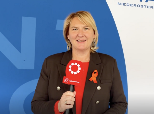 Selbstverständlich hat Helga Krismer die orange Schleife angesteckt.  | Foto: meinbezirk.at