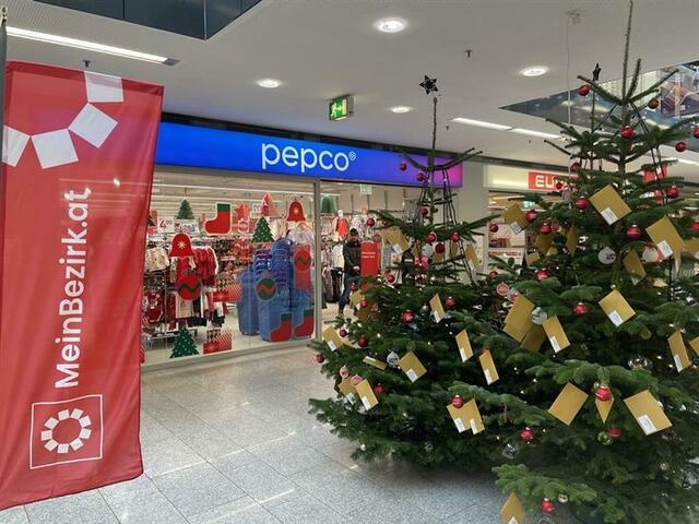 Wunschbäume von Caritas und MeinBezirk.at im KARO-Shoppingcenter Bischofshofen. | Foto: Petra Kleineisen