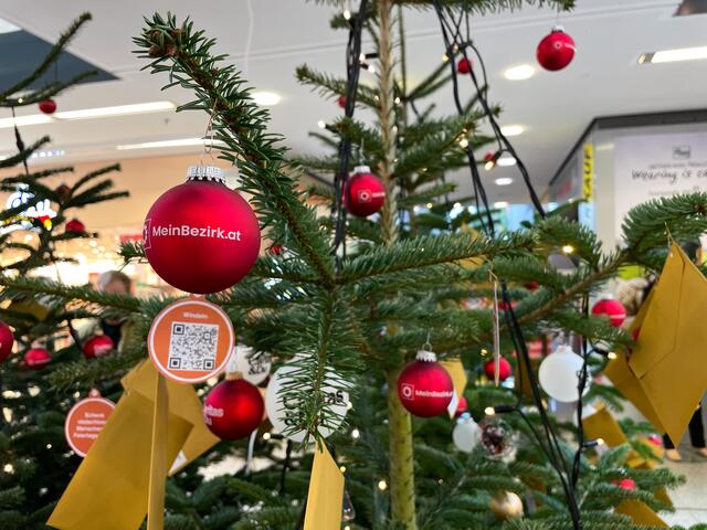 Wir unterstützen das Christkind: die Wunschbäume von Caritas und MeinBezirk.at im KARO-Shopingcenter Bischofshofen. | Foto: Stefan Schubert