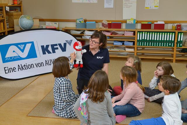 Sicherheitsexperte Helmi besuchte die VS Hans-Sachs in Schwaz.  | Foto: KFV